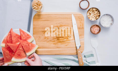 Wassermelone in Würfel schneiden für die Zubereitung von Schokolade Wassermelone beißt. Stockfoto