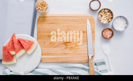 Wassermelone in Würfel schneiden für die Zubereitung von Schokolade Wassermelone beißt. Stockfoto