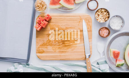 Wassermelone in Würfel schneiden für die Zubereitung von Schokolade Wassermelone beißt. Stockfoto