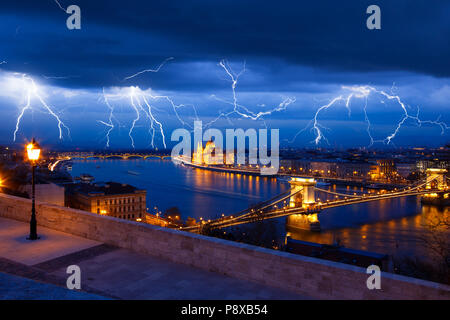 Wolken, Blitze und Donner und Sturm über Budapest. Ungarn Stockfoto