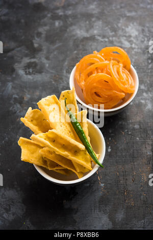 Knusprige Fafda mit süßen Jalebi ist eine Indische snack Populärste in Gujarat, selektiver Fokus Stockfoto