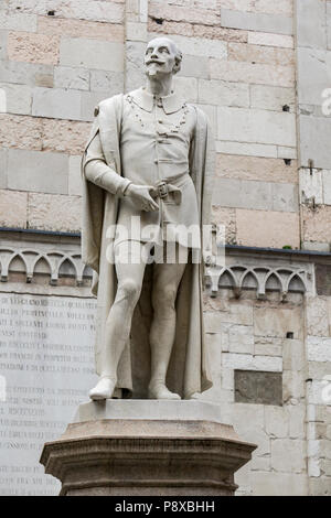 Statue des italienischen Dichters Alessandro Tassoni in Modena, Italien von Alessandro Cavazza an 1860 Stockfoto