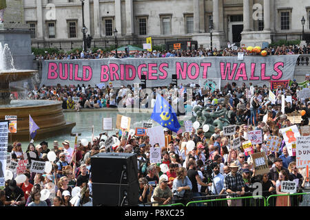 Die Demonstranten versammeln sich in Trafalgar Square, London während einer der Oberseite Trumpf'. März als Teil der Proteste gegen den Besuch von US-Präsident Donald Trump nach Großbritannien. Stockfoto