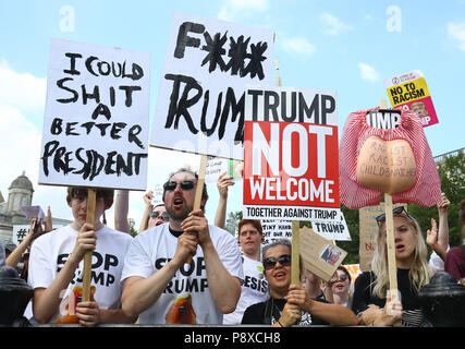 Hinweis INHALT AUF PLAKATEN Demonstranten in Trafalgar Square, London während einer der Oberseite Trumpf'. März als Teil der Proteste gegen den Besuch von US-Präsident Donald Trump in Großbritannien sammeln. Stockfoto