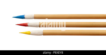 Drei bunten Pinsel gegen den weißen Hintergrund. Blaue, rote und gelbe Farbe. Die horizontale Position. Stockfoto
