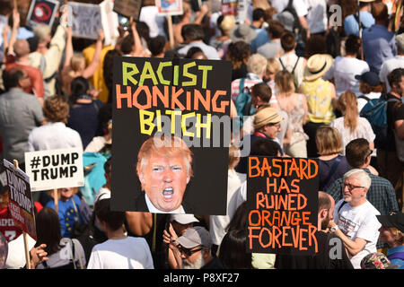 Hinweis Inhalt auf Plakaten der Oberseite Trumpf" Demonstranten versammeln sich in Trafalgar Square nach durch London marschieren als Teil der Proteste gegen den Besuch von US-Präsident Donald Trump nach Großbritannien. Stockfoto