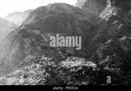 Sonnenuntergang über Santa Cruz La Laguna am Atitlan See, Guatemala, Mittelamerika in Schwarz und Weiß Stockfoto