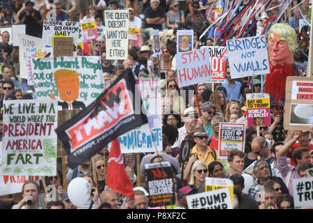 Die demonstranten Oberseite Trumpf" versammeln sich in Trafalgar Square nach durch London marschieren als Teil der Proteste gegen den Besuch von US-Präsident Donald Trump nach Großbritannien. Stockfoto