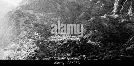 Sonnenuntergang über Santa Cruz La Laguna am Atitlan See, Guatemala, Mittelamerika in Schwarz und Weiß Stockfoto