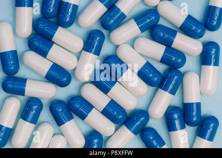 Medikamente Pillen Kapseln auf blauem Hintergrund abstrakte Medizin Konzept Stockfoto