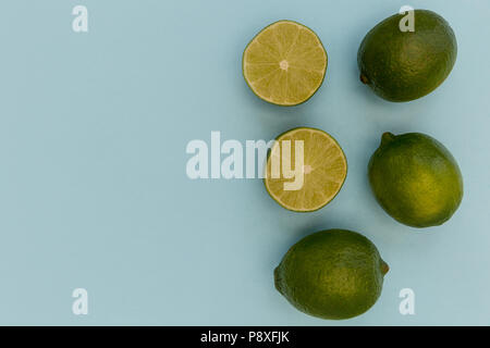Frische limonen Früchte auf hellen blauen Hintergrund Sommer essen Konzept Stockfoto