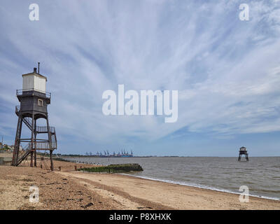 Dovercourt Essex High und Low Leuchttürme als Bereich Lichter von Trinity House in der Viktorianischen Zeit Schiffe um Landguard Point zu führen bekannt Stockfoto