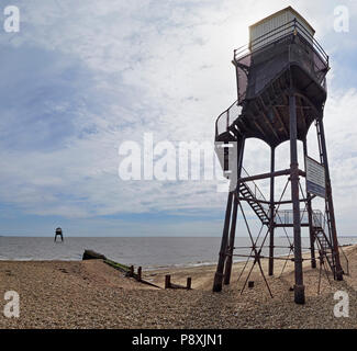 Dovercourt Essex High und Low Leuchttürme als Bereich Lichter von Trinity House in der Viktorianischen Zeit Schiffe um Landguard Point zu führen bekannt Stockfoto