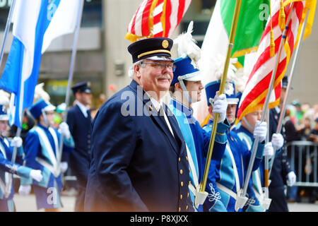 NEW YORK, USA - 17. MÄRZ 2015: Der jährliche St. Patrick's Day Parade entlang der Fifth Avenue in New York City, USA Stockfoto