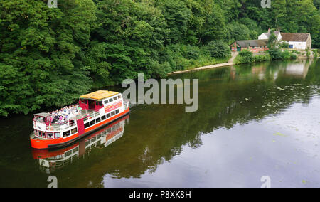 Durham England Riverside Cruiser Segeln auf dem Fluss Wear vorbei an der University Boat Club Haus Gebäude Stockfoto