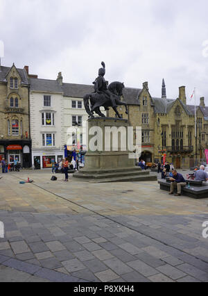 Durham England Marktplatz im Sommer voll von Touristen Stockfoto