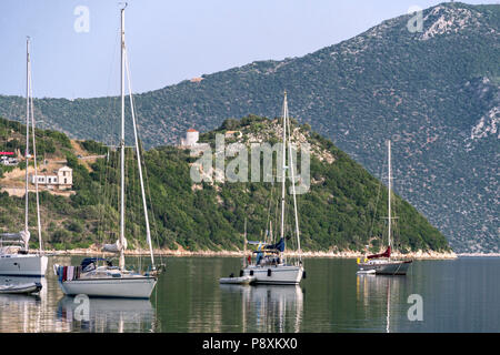 Yachten im Hafen von Vathy. Auf der Insel Ithaka, Ionische Meer, Griechenland Stockfoto