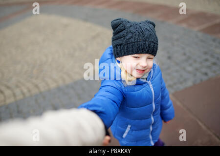 Süße kleine Mädchen ihre Mütter Hand draußen halten Frühling Stockfoto