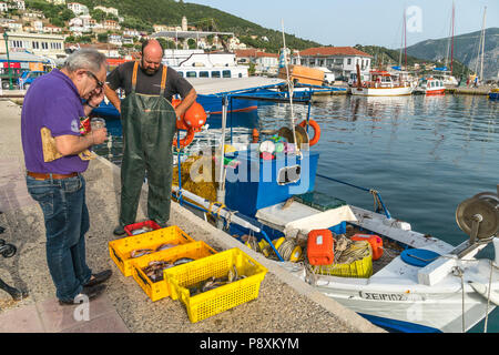 Fischer Verkauf der Morgen fangen auf dem Kai in Vathy Hafen. Auf der Insel Ithaka, Ionische Meer, Griechenland Stockfoto