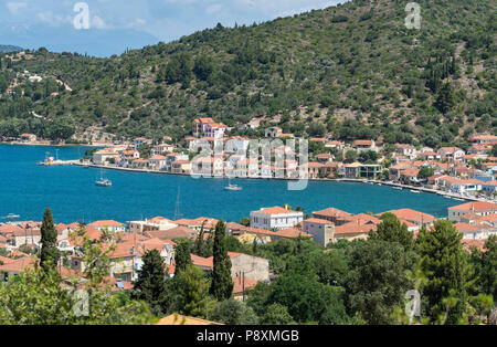 Mit Blick auf den Hafen und die Stadt von Vathy. Auf der Insel Ithaka, Ionische Meer, Griechenland Stockfoto