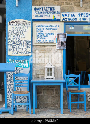 Menüs auf eine Taverne an der Wand in der Stadt Vathy auf der Insel Ithaka, Ionische Meer, Westgriechenland Stockfoto