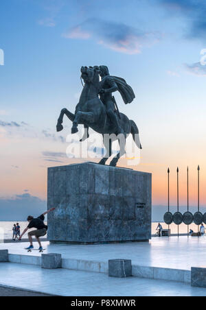 Skateboarder spielen von Alexander Statue des Großen auf Thessaloniki Waterfront, Mazedonien, Nordgriechenland Stockfoto