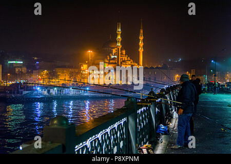 Die traditionelle Fischerei auf Galata Brücke vor dem Hintergrund der Neuen Moschee an der südlichen Küste der Bucht Goldenes Horn Stockfoto