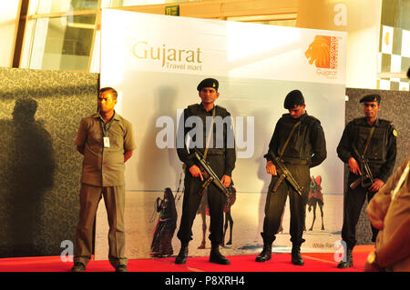 Premierminister Nahrenda der Modi Bodyguards an der Pressekonferenz in Gujarat Travel Mart in Ahmedabad City Stockfoto