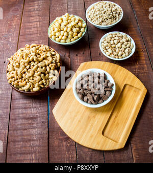 Cashews, Macadamia Nüsse, Erdnüsse und mit Schokolade überzogene Erdnüsse mit Pistazien Stockfoto