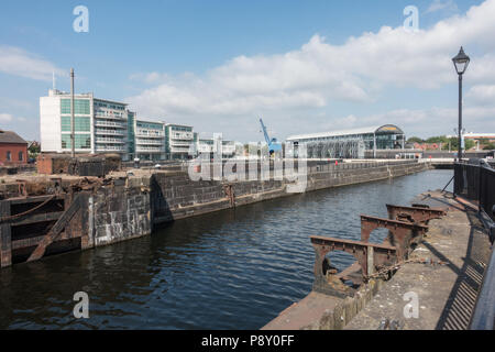 Die Sonne an einem heißen Sommertag bei Mermaid Quay in Cardiff, Wales UK shinning Stockfoto