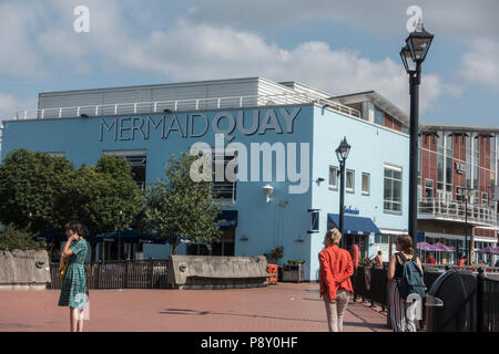 Die Sonne an einem heißen Sommertag bei Mermaid Quay in Cardiff, Wales UK shinning Stockfoto