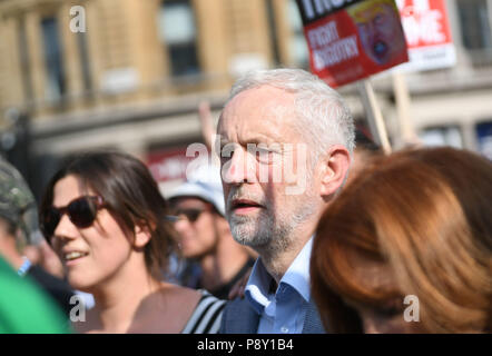 Der Führer der Jeremy Corbyn Wanderungen entlang der Whitehall im Zentrum von London, in der Nähe der Demonstranten gegen den Besuch von US-Präsident Donald Trump in Großbritannien protestiert. Stockfoto