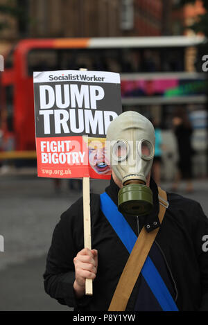 Ein Demonstrator das Tragen einer Gasmaske in Albert Square, Manchester, als Teil der Proteste gegen den Besuch von US-Präsident Donald Trump nach Großbritannien. Stockfoto