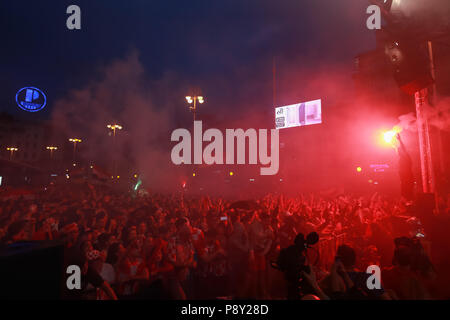 ZAGREB, KROATIEN - 11. Juli 2018: Die kroatische Fußball-Fans feiern ersten Ziel der Fußballspiel Kroatien vs England im semi finale Fifa WM 201 Stockfoto