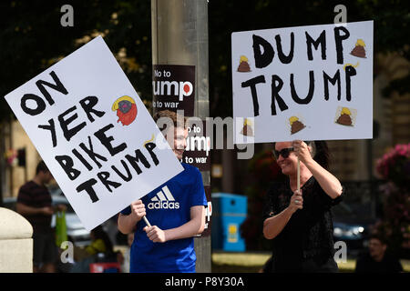 Demonstranten auf dem George Square, Glasgow, für die Schottland United gegen Trump Protest gegen den Besuch von US-Präsident Donald Trump nach Großbritannien. Stockfoto