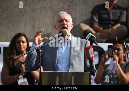 Der Führer der Jeremy Corbyn Adressen eine Menschenmenge versammelt, um gegen den Besuch von US-Präsident Donald Trump in Trafalgar Square in London zu protestieren. Stockfoto