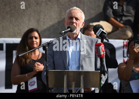 Der Führer der Jeremy Corbyn spricht mit Demonstranten durch London marschieren, während der Proteste gegen den Besuch von US-Präsident Donald Trump nach Großbritannien. Stockfoto