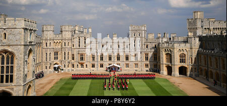 Königin Elizabeth II., US-Präsident Donald Trump und First Lady Melania Trump stand auf dem Podium vor einem Spalier gebildet der Soldaten der Coldstream Guards in einem feierlichen Willkommen auf Schloss Windsor, Windsor. Stockfoto