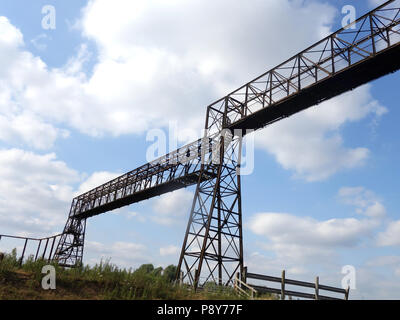 Sehr lange Leitung Gantry über den Fluss Don in Doncaster, South Yorkshire, England Stockfoto