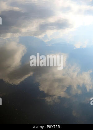 Nach oben sky Reflexion der Himmel und Wolken im Wasser von der Seite eines Bootes an einem heißen sonnigen Tag in Doncaster, South Yorkshire gesehen Stockfoto