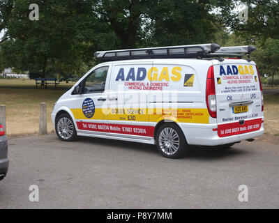 Gas fitter und Ingenieur Werbung seine Dienste auf seinem neuen Zeichen geschrieben van Stockfoto