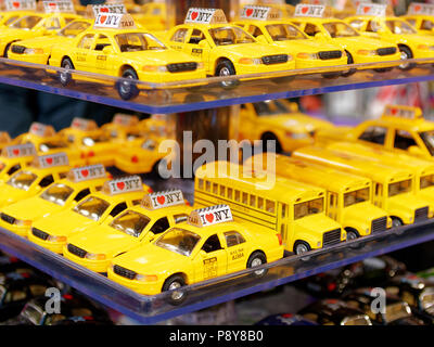 NEW YORK, USA - Mai 2018 - Kleine gelbe Taxis Souvenirs in Manhattan Stockfoto