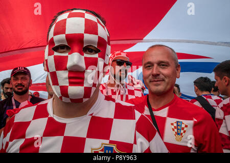 Kroatischen Fußball-Fans jubeln im Zentrum von Moskau vor dem Spiel England gegen Kroatien der FIFA WM 2018 Russland Stockfoto