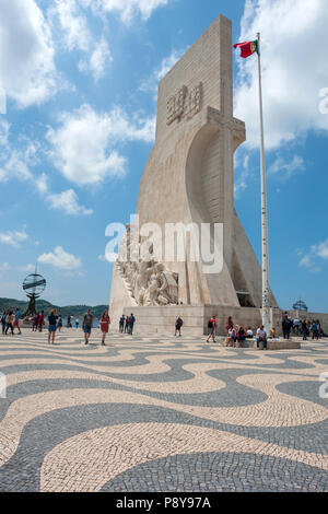 Lissabon, Portugal - 27. Mai 2018: die Menschen besuchen Padrao dos Descobrimentos (Denkmal der Entdeckungen) in Lissabon, Portugal Stockfoto