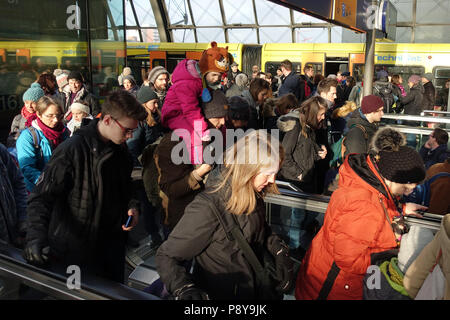 Berlin, Deutschland, Reisende auf einer S-Zugangsweg vom Hauptbahnhof Stockfoto