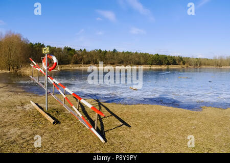 Rettungsleiter am Habermannsee See in Kaulsdorf, Berlin, Deutschland Stockfoto