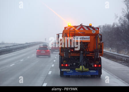 Leipzig, Deutschland, Winterdienst streut auf der Autobahn A 9 Salz gegen Glaette Stockfoto