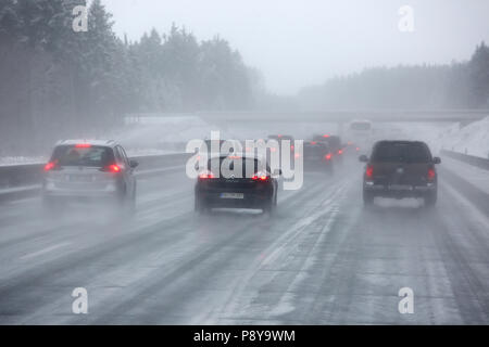 Droyßig, Deutschland, schlechte Sicht auf der Autobahn A9 in Schneefall Stockfoto