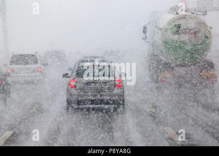 München, Deutschland, schlechte Aussicht auf der Autobahn A8 in Schneefall Stockfoto