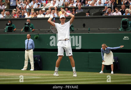 Kevin Anderson reagiert am Spielpunkt nach seinem 7-6 (8/6) 6-7 (5/7) 6-7 (9/11) 6-4 26-24 Sieg über John Isner im längsten Halbfinale der Turniergeschichte am 11. Tag der Wimbledon Championships im All England Lawn Tennis and Croquet Club, Wimbledon. Stockfoto